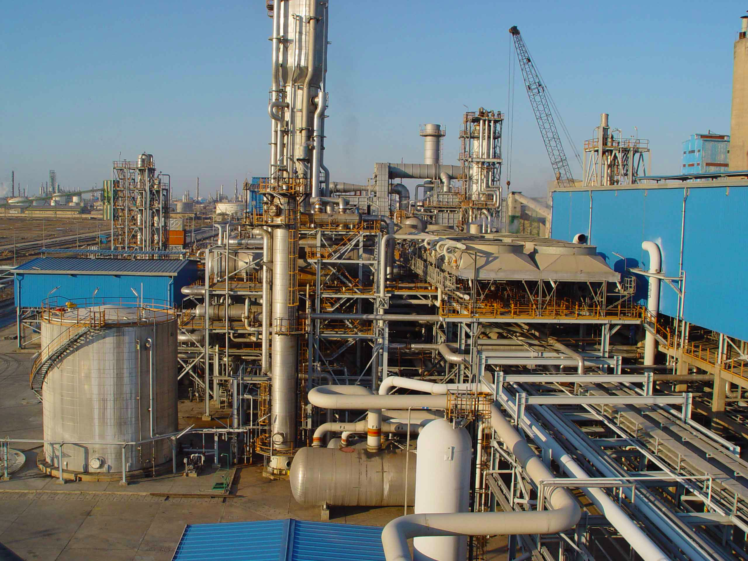 Предприятия нефтехимического производства. Химическая и нефтехимическая индустрия Казахстана. Сырье для нефтехимии. Казахстан нефтехимическая промышленность завод. Сырье нефтехимической промышленности.